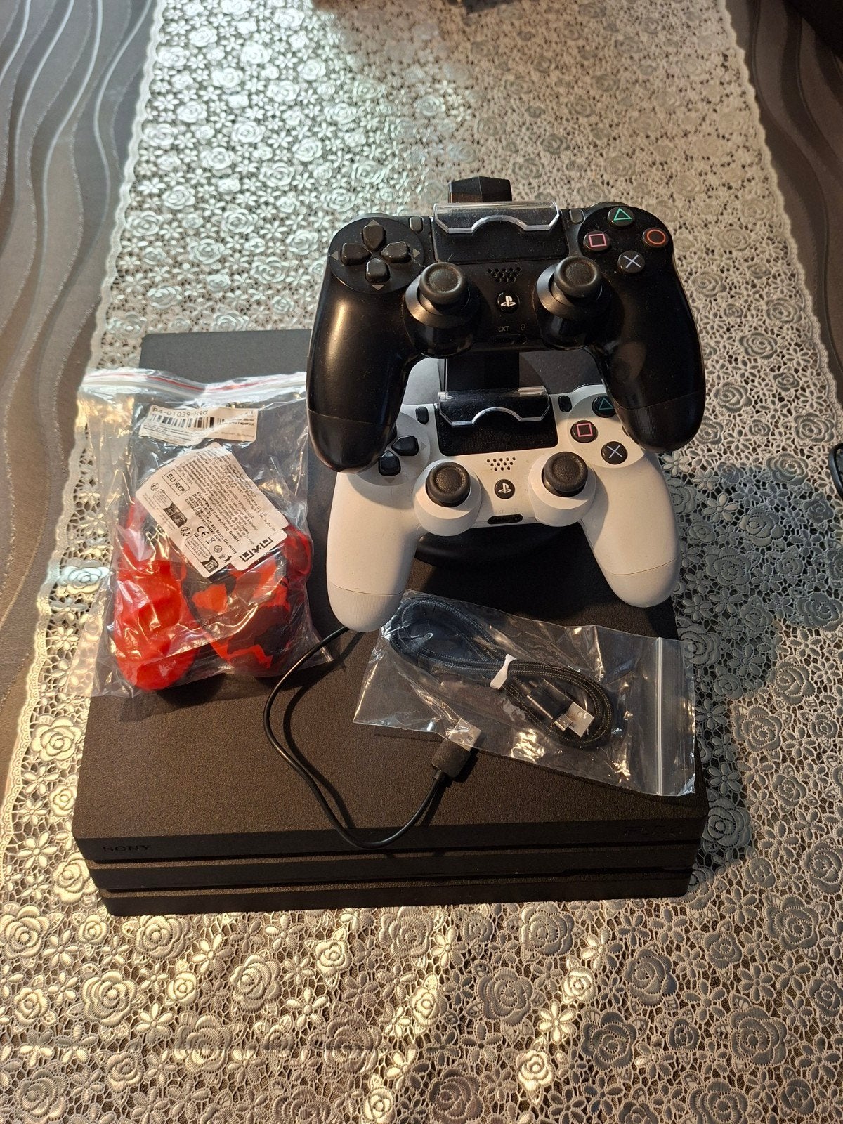 Ps4 pro 1TB opslag 2 controllers, Games en Spelcomputers, Ophalen, Met 2 controllers, Zo goed als nieuw, 1 TB
