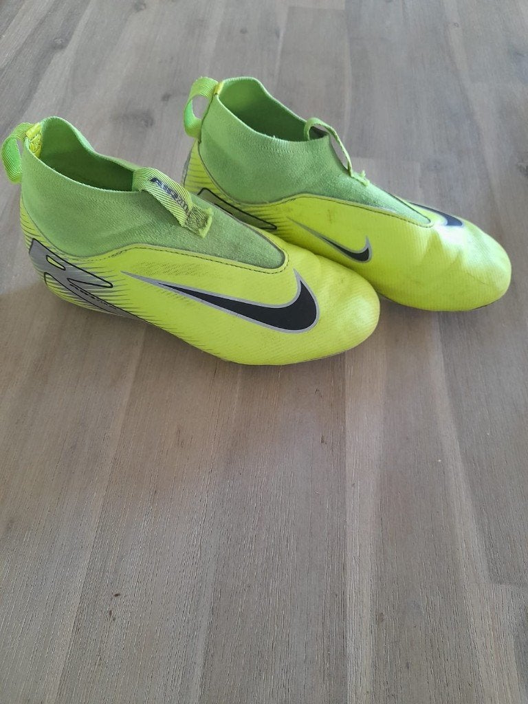 Prachtige Nike voetbalschoenen maat 33 voor SPOTPRIJS, Sport en Fitness, Voetbal, Ophalen of Verzenden