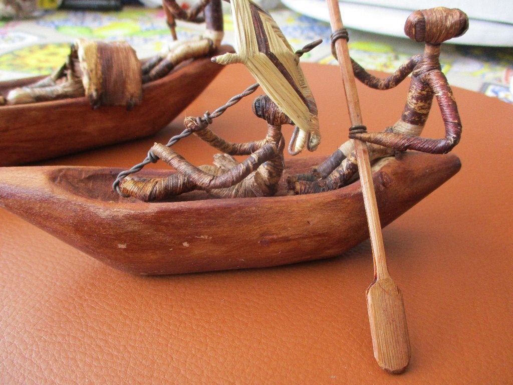 houten bootsculptuur met figuurtjes van gevlochten planten, Antiek en Kunst, Overige typen, Overige onderwerpen, Minder dan 20 cm