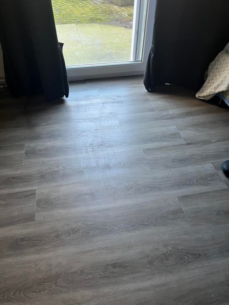 Vinyle laminé de qualité 30 m² utilisé pendant 6 mois, Aggloméré, 25 à 50 m², Comme neuf, Brun