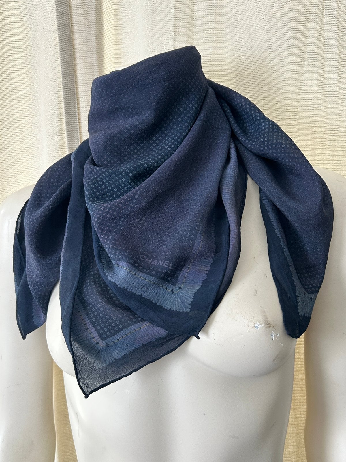 Sjaal van chiffon met Chanel-patroon, Kleding | Dames, Ophalen of Verzenden, Gedragen