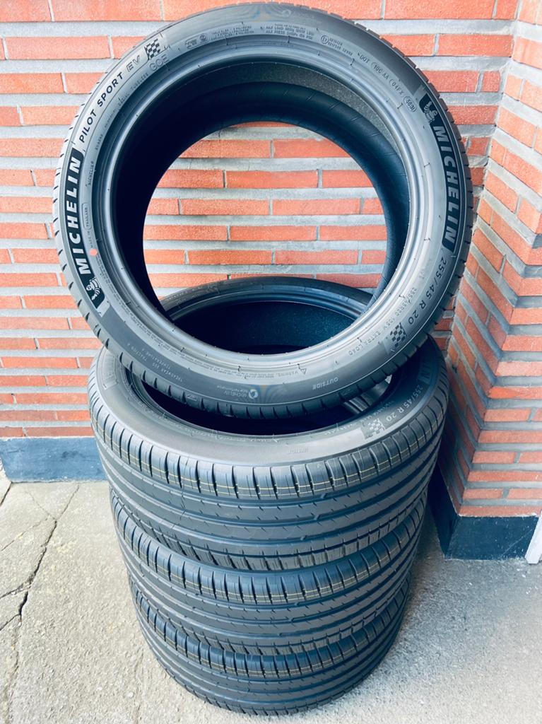 4 nieuwe 255/45/20 105W XL Michelin Pilot Sport EV, Auto-onderdelen, Ophalen, 255 mm, Nieuw, Band(en)