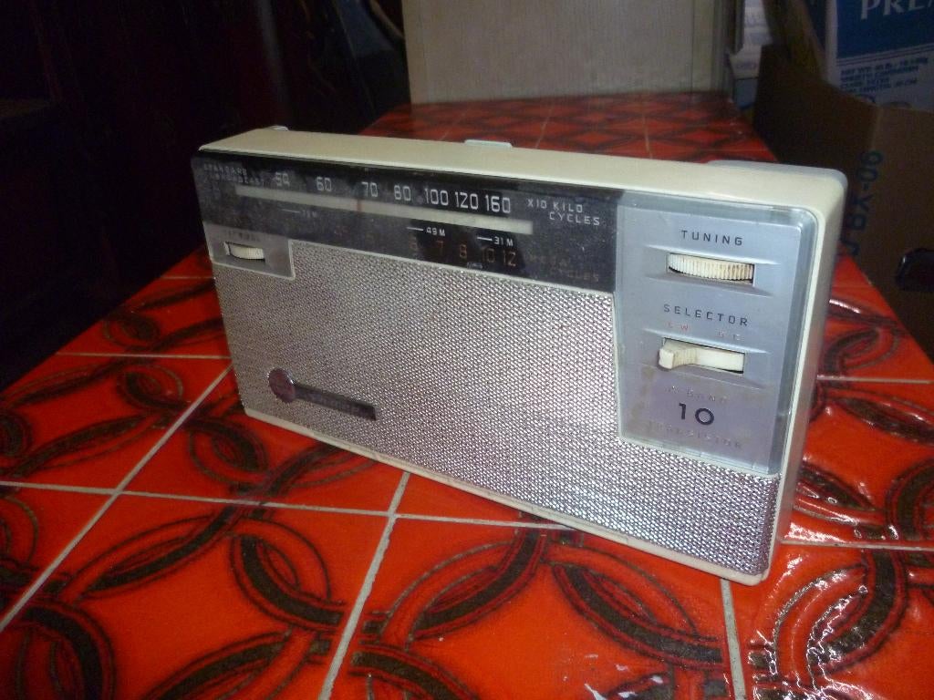 OUDE TRNSISTOR RADIO, Antiek en Kunst, Ophalen