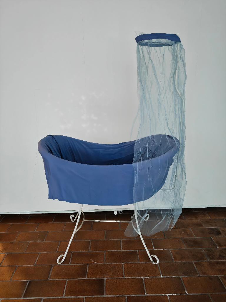 Vintage rieten babywieg / wiegje op standaard, Kinderen en Baby's, Babywiegjes en Ledikanten, Ophalen, Gebruikt, Wieg