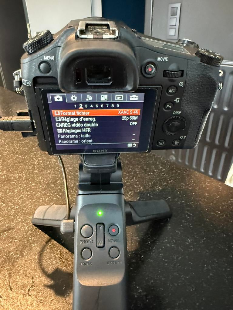 Sony RX10 II + poignée zoom/rec – 4K – f/2.8 constant, Enlèvement, Comme neuf, Sony
