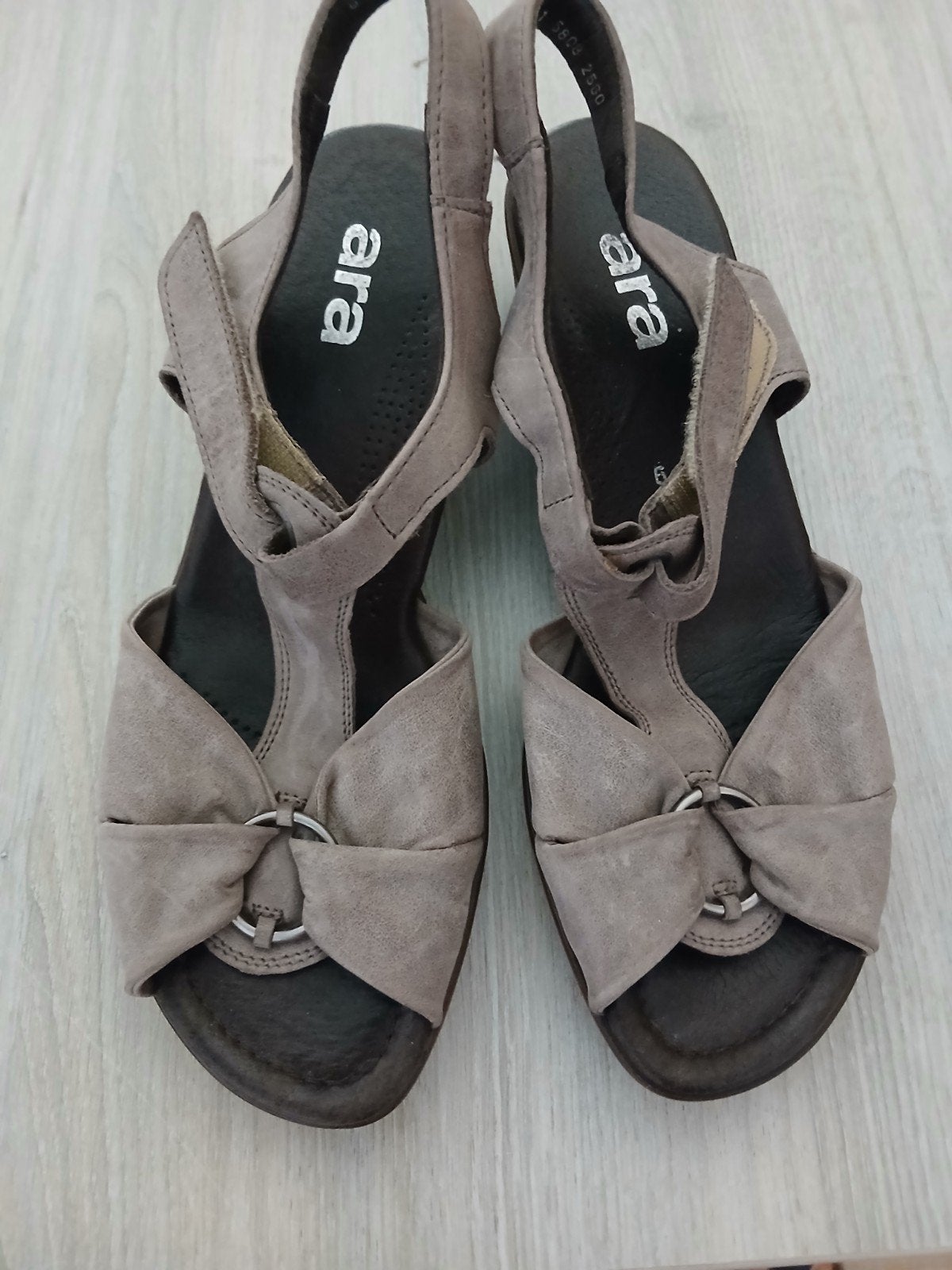 Sandales Gabor, Enlèvement