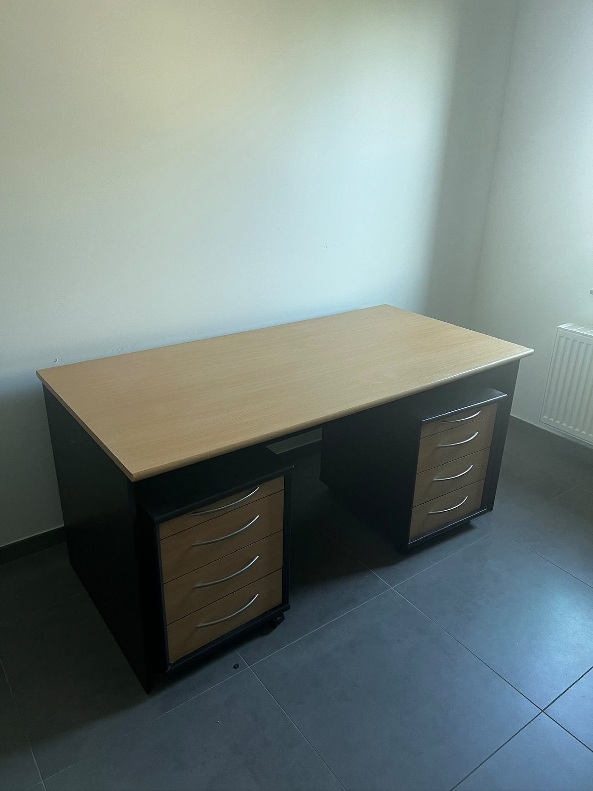 Groot bureau met 2 mobiele ladekastjes, Maison & Meubles, Enlèvement, Utilisé, Noir