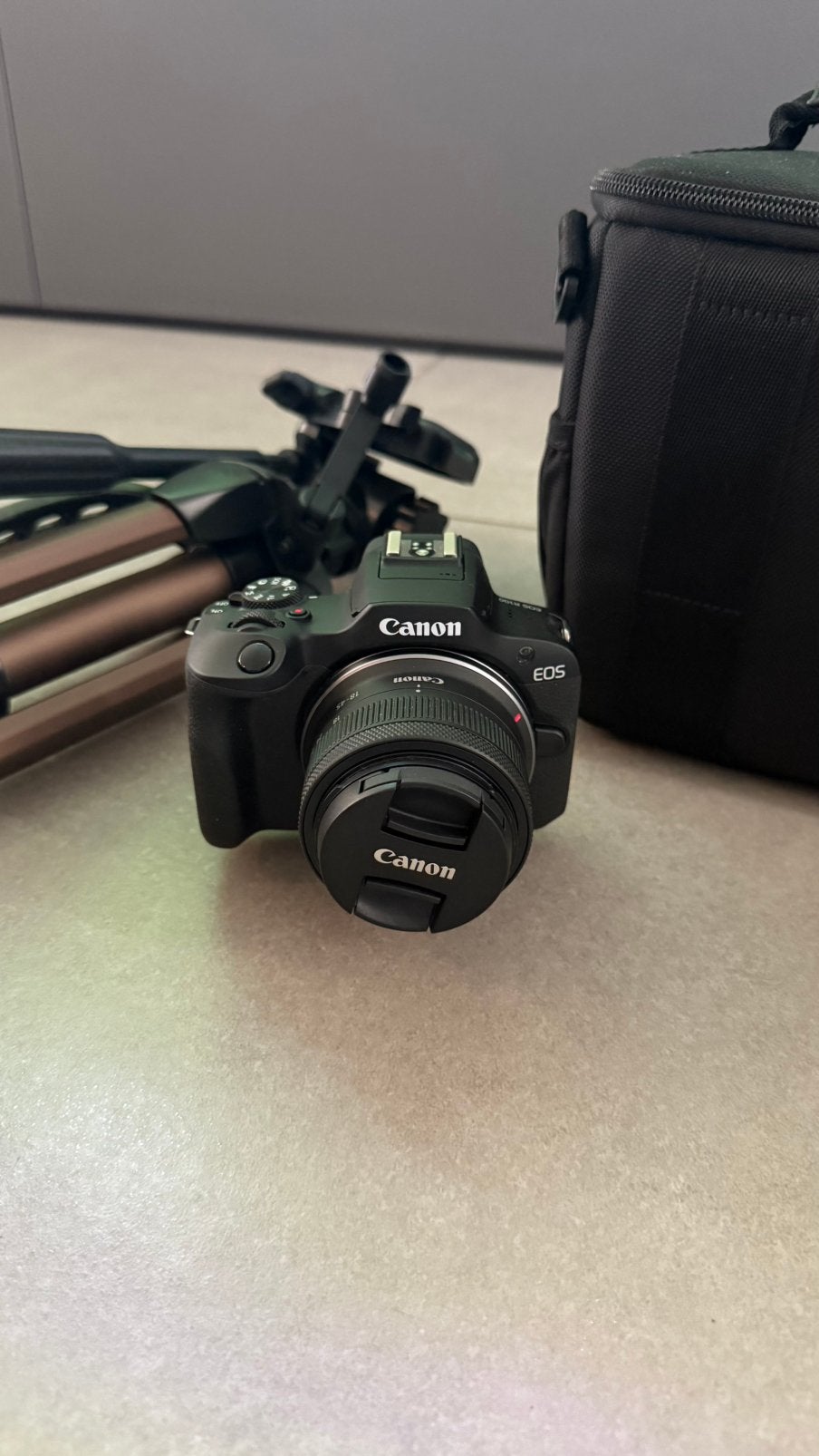 Appareil photo hybride Canon EOS R100 etobjectif 18-45mm, Ophalen, Zo goed als nieuw, Systeemcamera, Canon