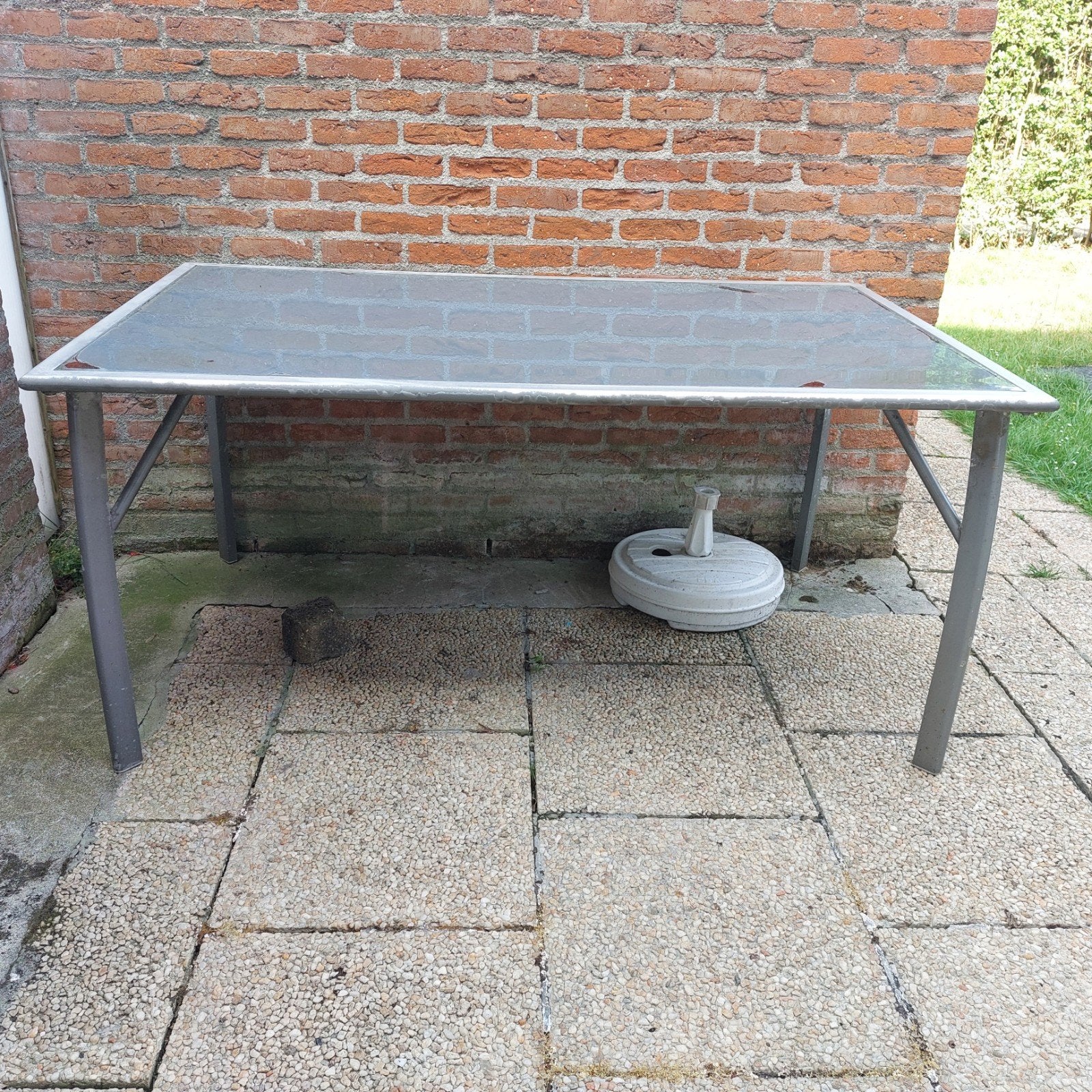 Tuintafel. Metalen frame met donker gekleurd glazen blad., Tuin en Terras, Tuintafels, Ophalen, Gebruikt, Rechthoekig, Metaal