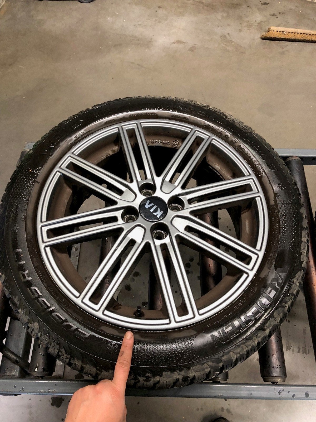 jantes en 17 pouce alu + pneus hiver (Kia Stonic), Autos : Pièces & Accessoires, Enlèvement, Pneus hiver, Pneu(s)