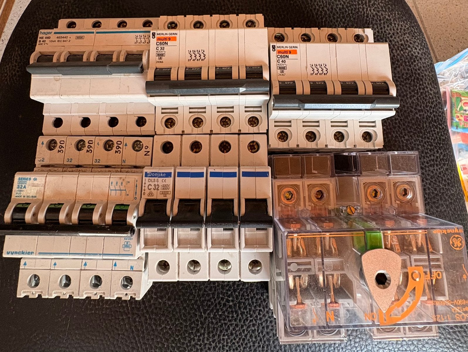*** vierpolige automatische zekeringen***, Hobby en Vrije tijd, Ophalen, Zo goed als nieuw