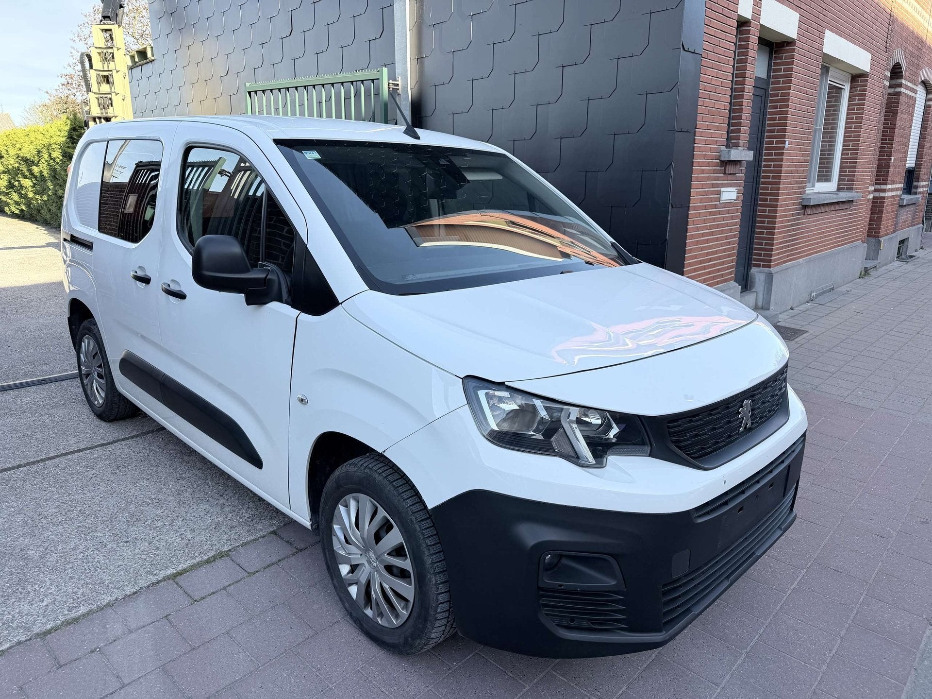 Peugeot Partner 1.5 BlueHDi Edition Asphalt | Navigatie | Ai, Auto's, Stof, Gebruikt, 4 cilinders, Multifunctioneel stuurwiel