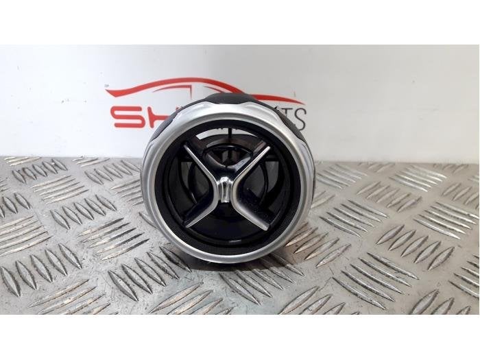 Grille aération tableau de bord d'un Mercedes GLA, 3 mois de garantie, Utilisé, -, -