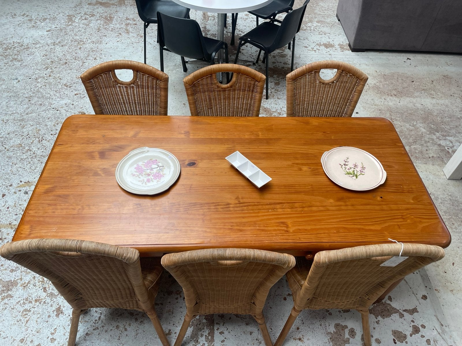 Leuke houten tafel met 6 rieten stoelen, Huis en Inrichting, Tafels | Eettafels, Ophalen, Gebruikt