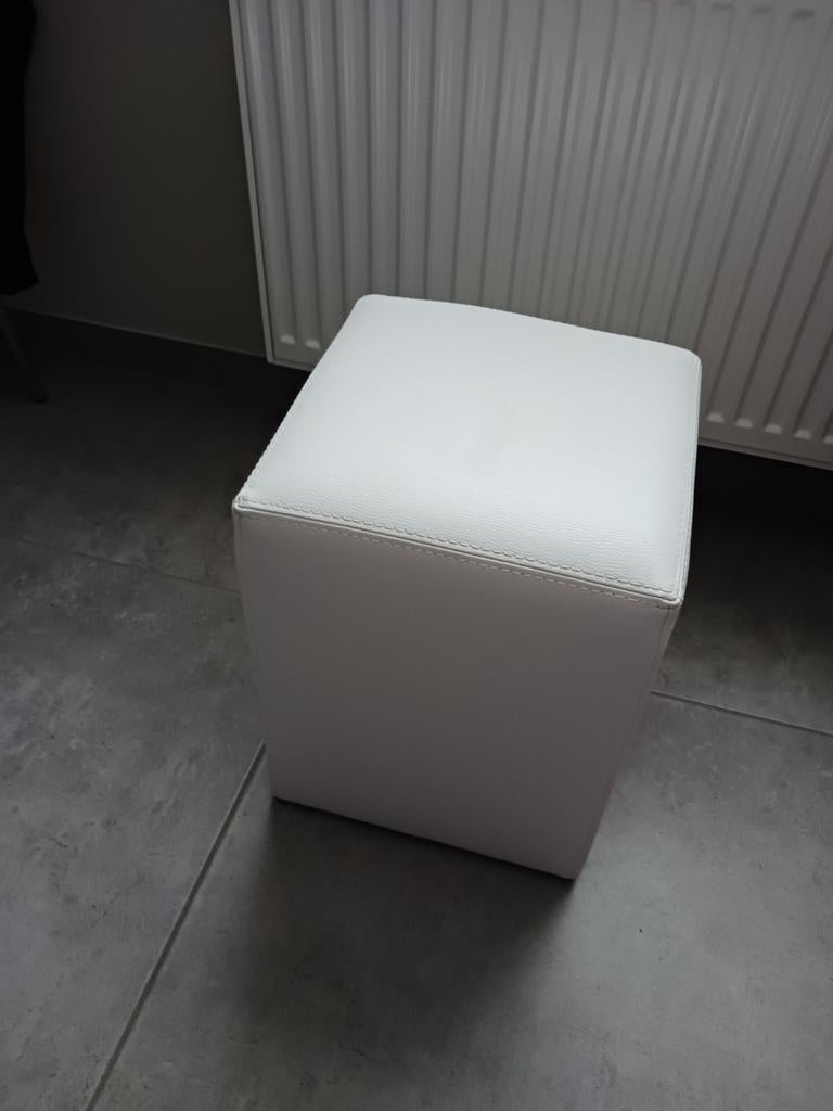 Klein wit poefje te koop., Ophalen, Zo goed als nieuw