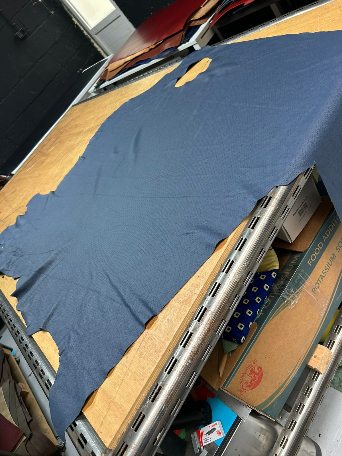 Blauw perfo print leer lap 1.2 mm dikte soepel A-474, Ophalen of Verzenden, Zo goed als nieuw, Blauw