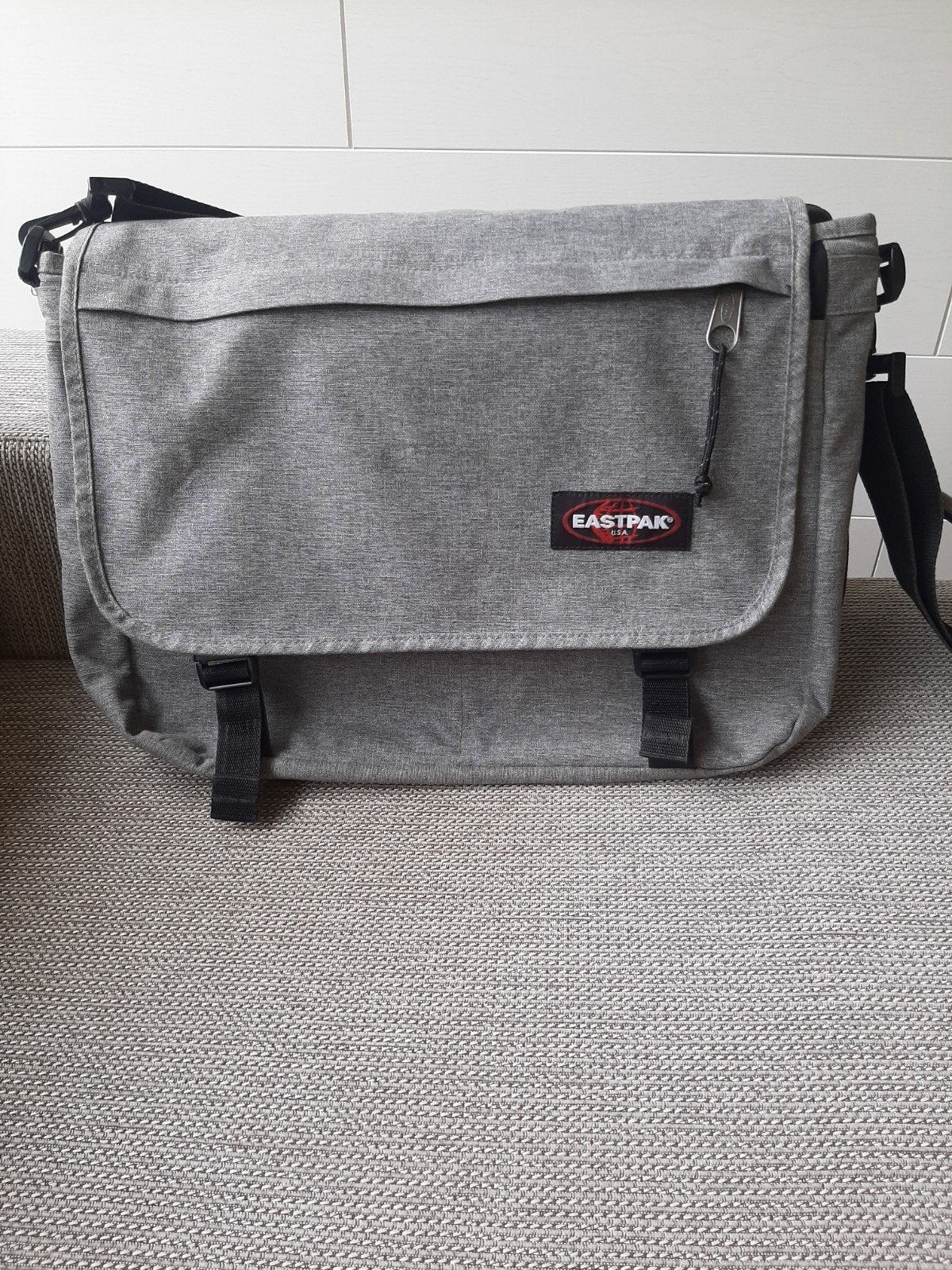 Sac à bandoulière Eastpak, Enlèvement, Gris