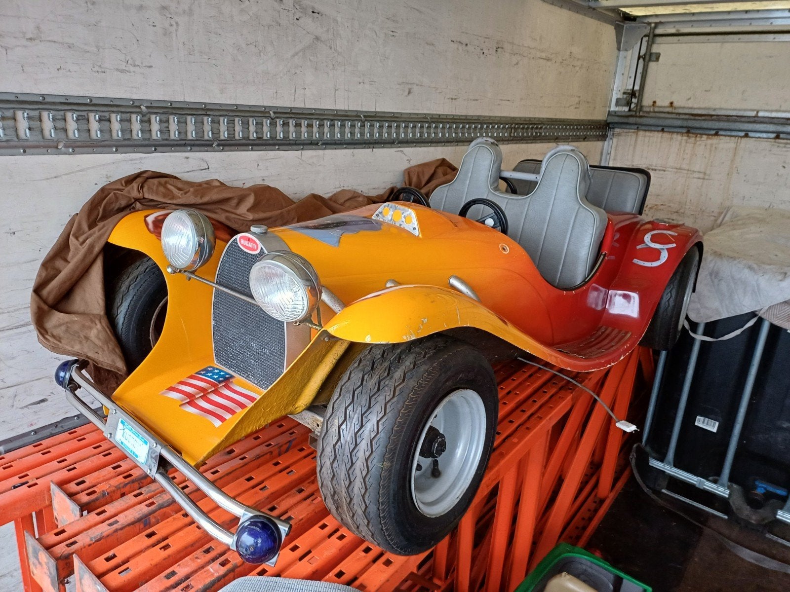auto van op draaimolen, Ophalen