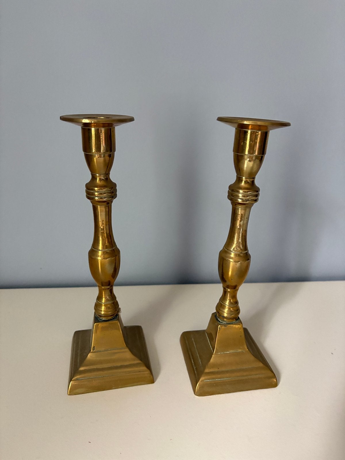 Paar vintage messing kandelaars – vierkante voet – 22,5 cm, Antiek en Kunst, Ophalen of Verzenden