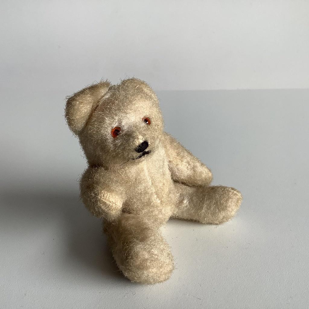 Schattig oud minibeertje creme, Verzamelen, Ophalen of Verzenden, Gebruikt, Stoffen beer, Overige merken