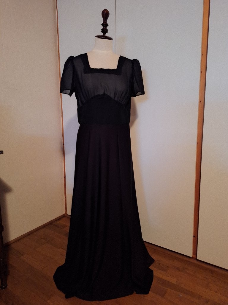 Lange zwarte jurk Mt. S of M, Kleding | Dames, Gelegenheidskleding, Galajurk, Zwart, Ophalen of Verzenden, Zo goed als nieuw