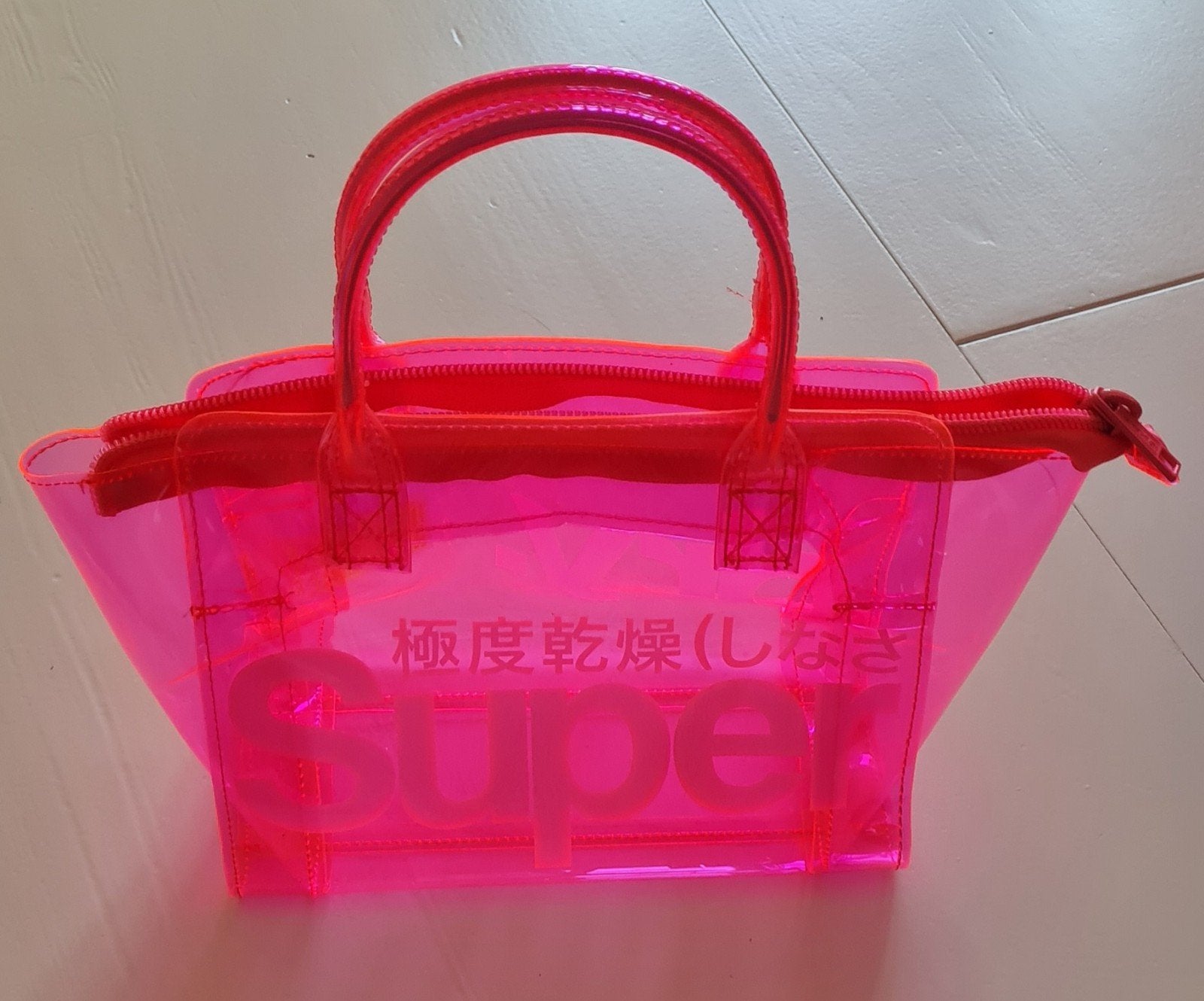 Sac rose fluo superdry, Enlèvement, Rose