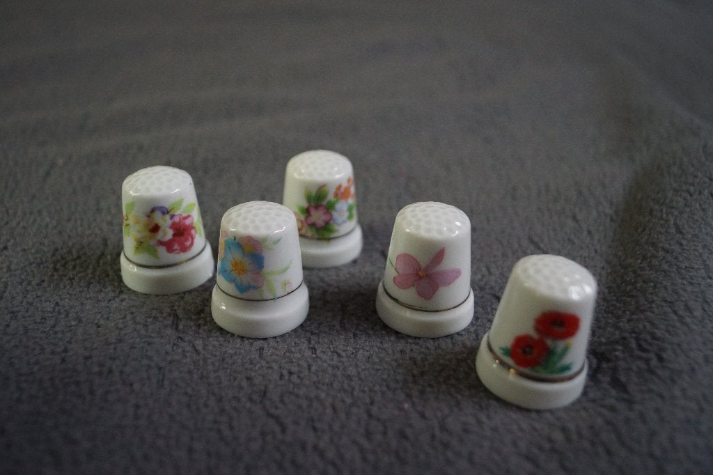 Set van 5 vingerhoedjes met bloemenmotief, Verzamelen, Vingerhoedjes, Verzenden, Zo goed als nieuw