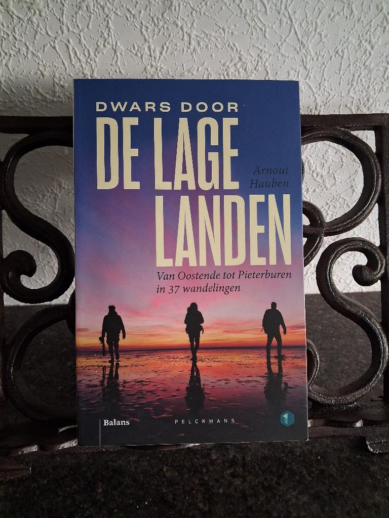Arnout Hauben, 'Dwars door de Lage Landen: 37 wandelingen', Boeken, Arnout Hauben., Ophalen, 20e eeuw of later, Gelezen