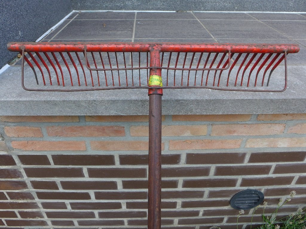 Gazonhark 57cm breed met lange houten steel, Ophalen of Verzenden, Gebruikt, Hark