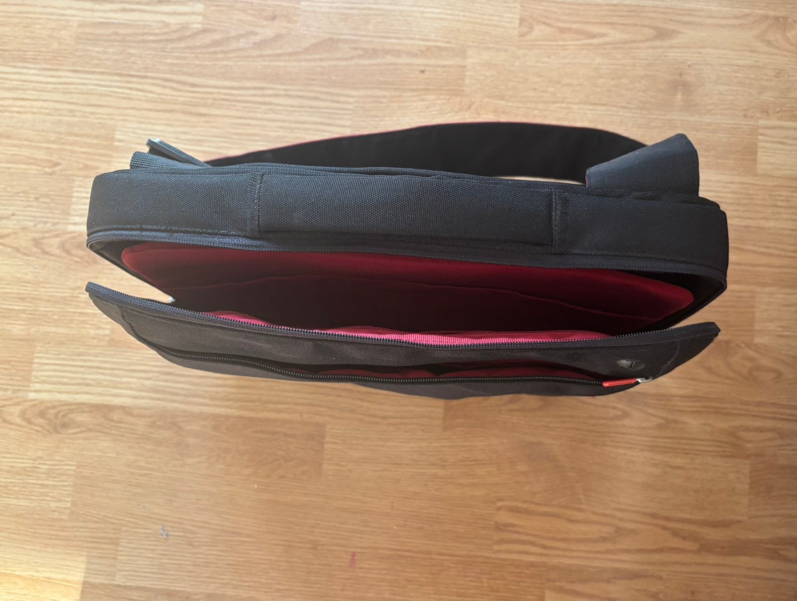 Prachtige nieuwe laptoptas van Belkin, Computers en Software, Ophalen, Zo goed als nieuw