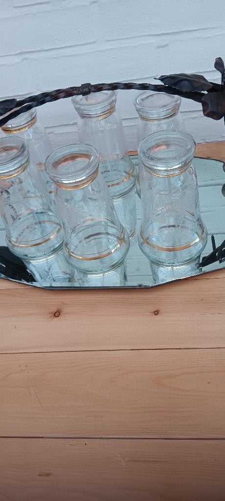 Borden delft,glazen en kader hier vloekt men niet, Enlèvement