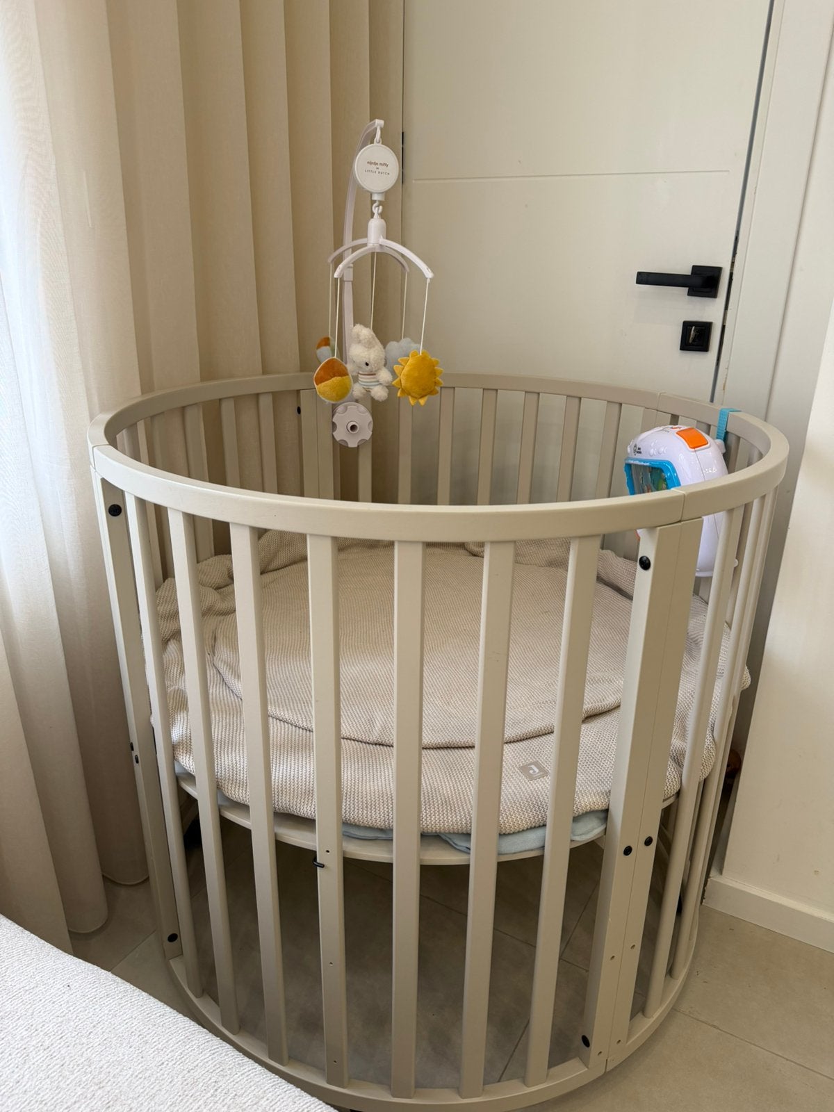 Ronde baby box in de kleur tape uitstekende staat, Ophalen, Zo goed als nieuw, Boxkleed