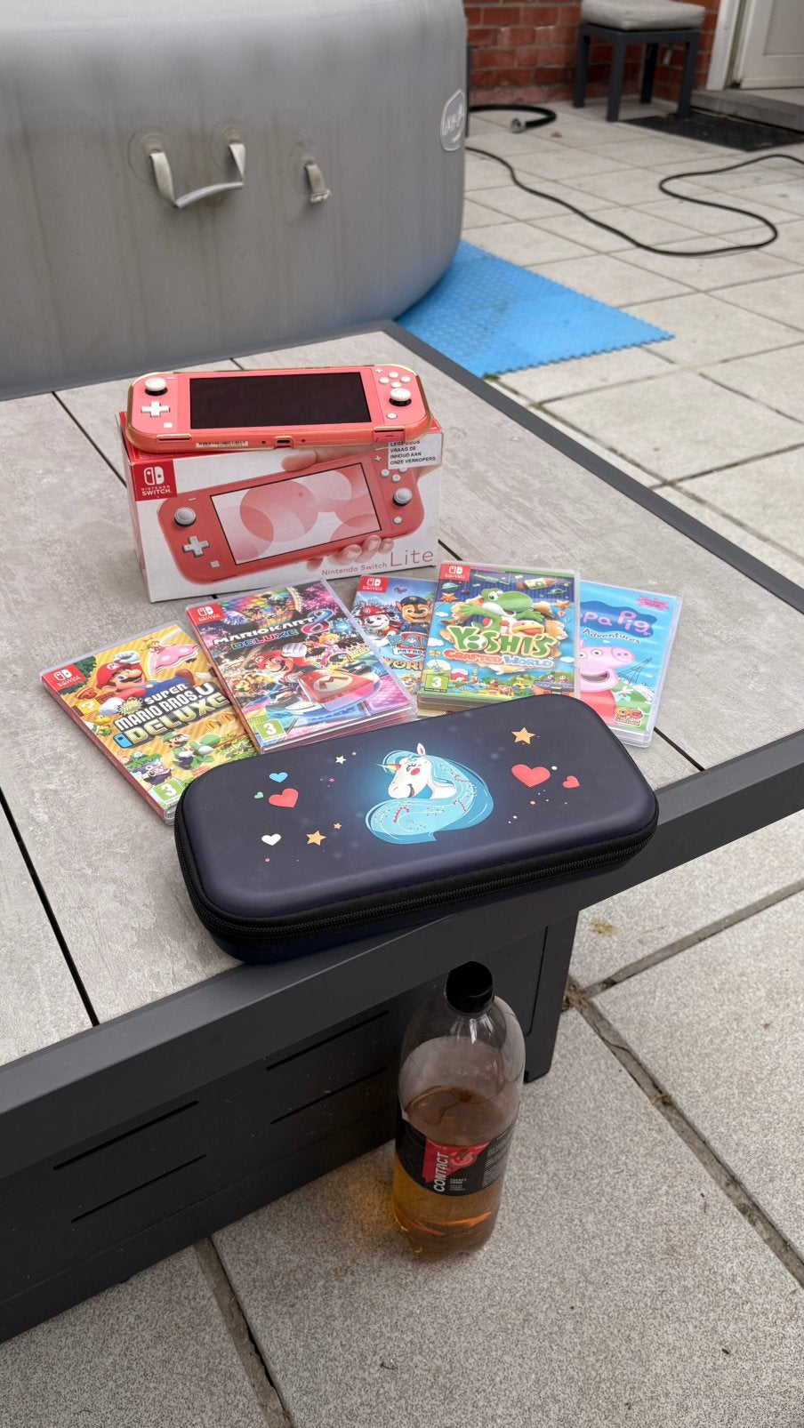 Switch Lite met spelletjes case en hoes rond de switch, Enlèvement, Rose ou Corail, Comme neuf, Avec housse de protection ou sac
