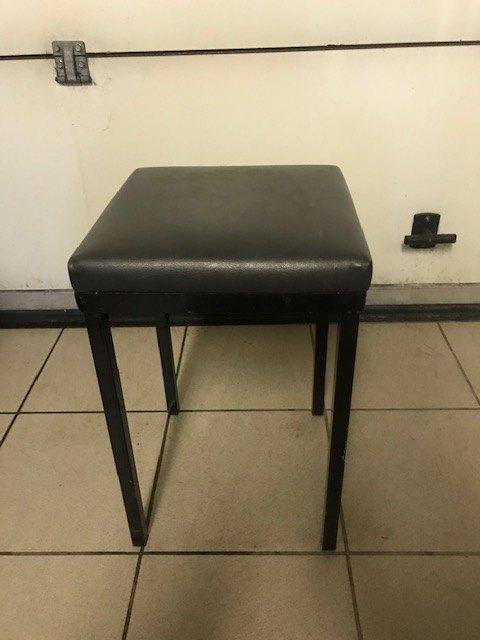 Metalen tabouret met zacht zitvlak - 30cmx30cmx47cm (nr4984), Huis en Inrichting, Ophalen, Zo goed als nieuw, Staal