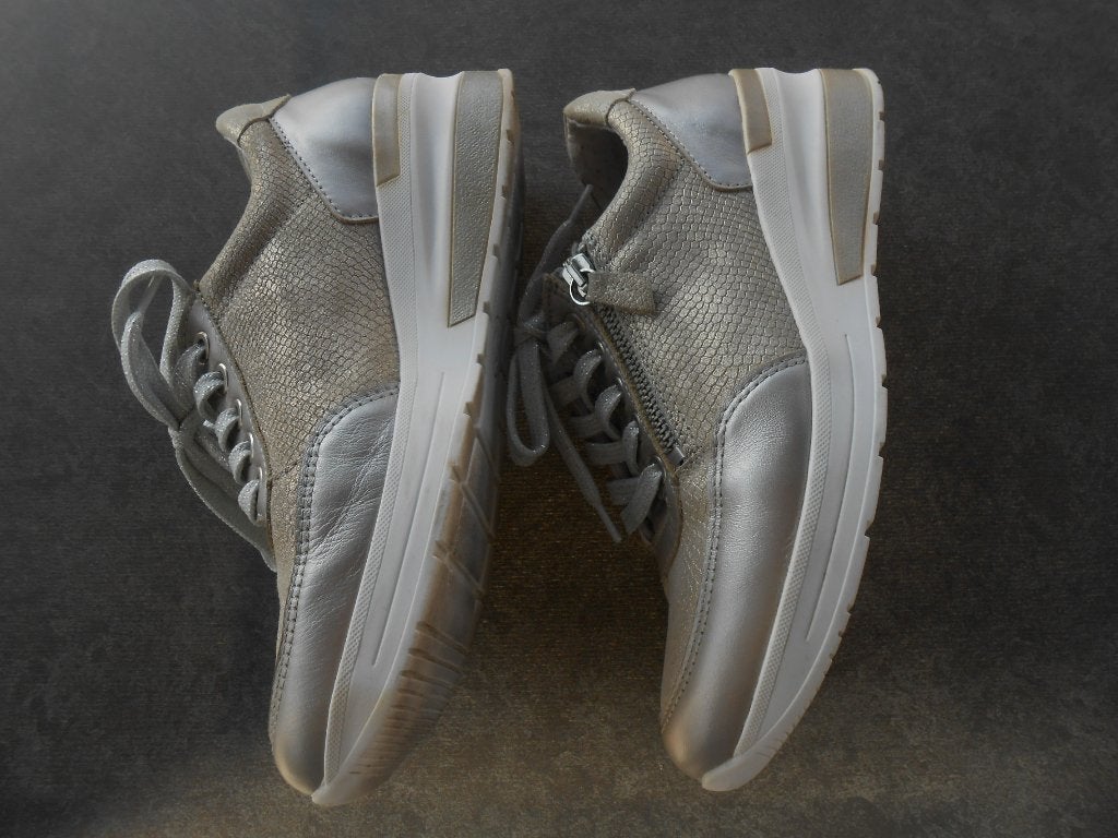 Zeer mooie damessneakers maat 38., Kleding | Dames, Ophalen, Beige, Zo goed als nieuw, Sneakers