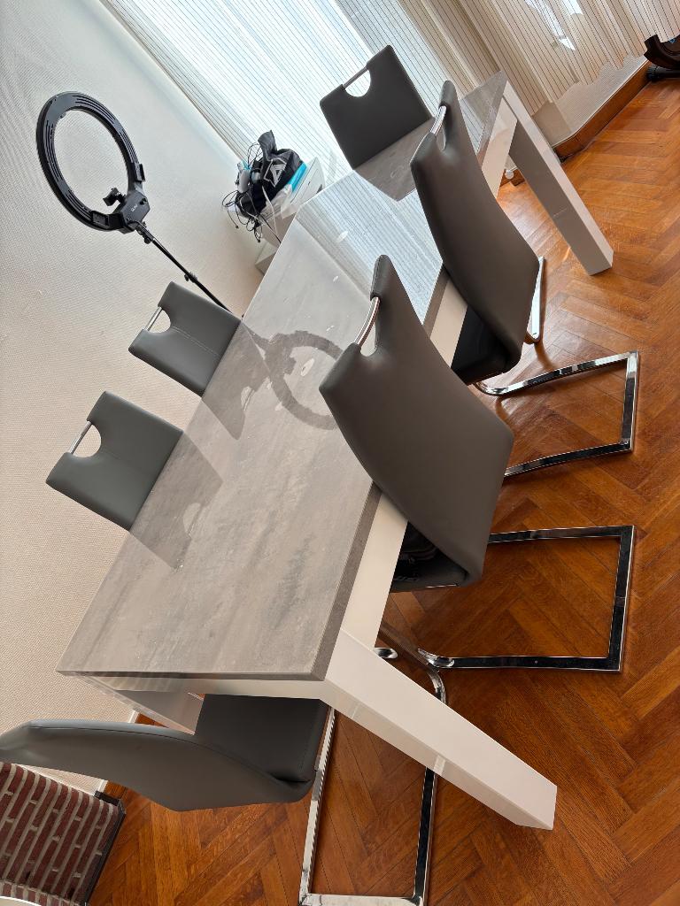 Table à manger grise et blanche avec chaises, Maison & Meubles, Tables | Tables à manger, Comme neuf, Enlèvement
