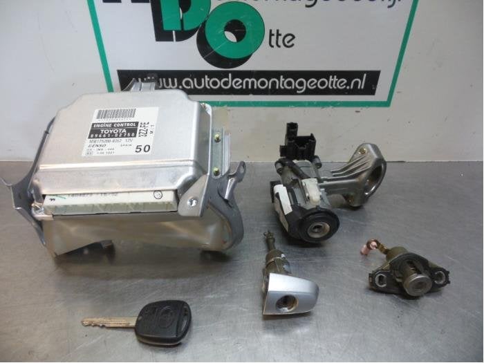 Kontaktslot + computer van een Toyota Corolla (Corolla 02-), Gebruikt, -, -, Ophalen of Verzenden