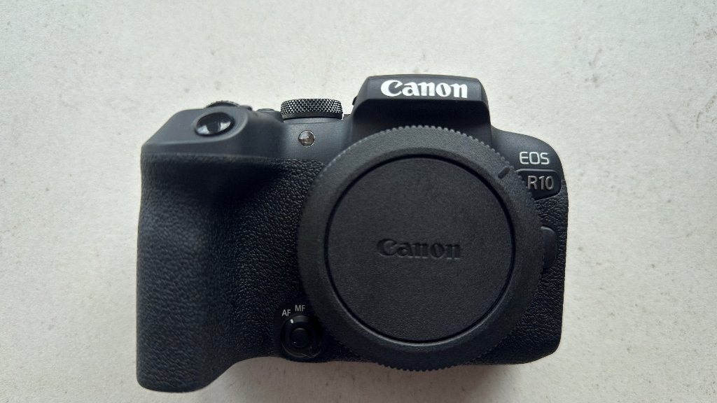 Canon R10 nieuwstaat met extra batterijen, Ophalen, Canon, Zo goed als nieuw, Draagriem