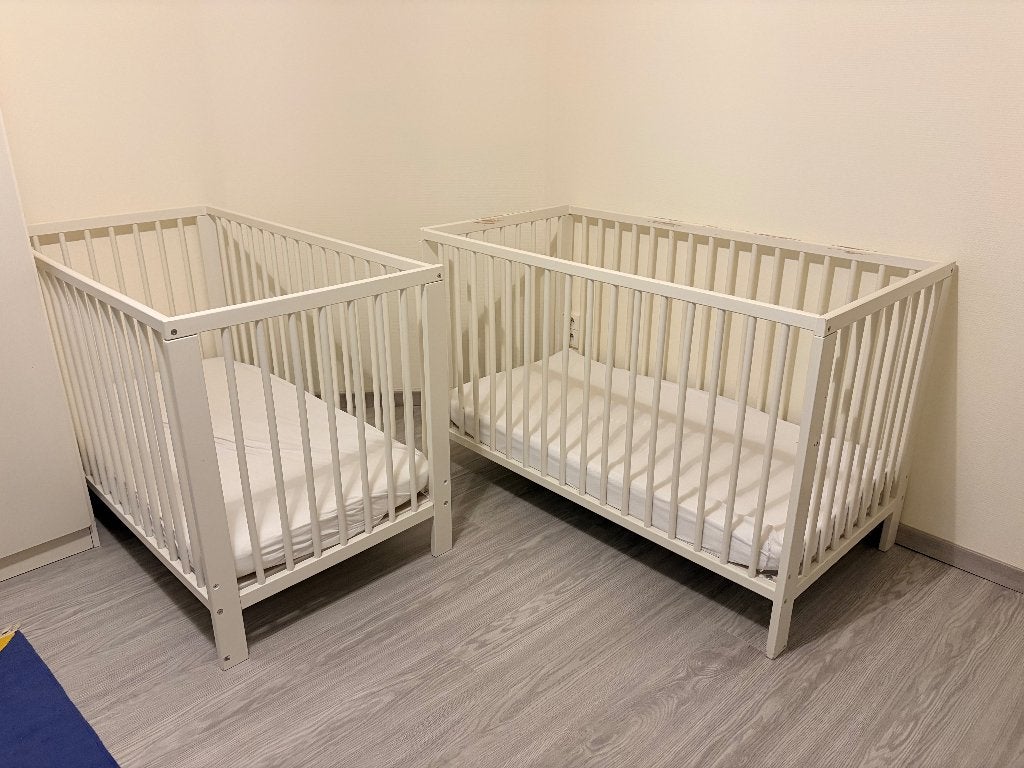 2 kinderbedjes met matras, Ophalen, Gebruikt, Matras