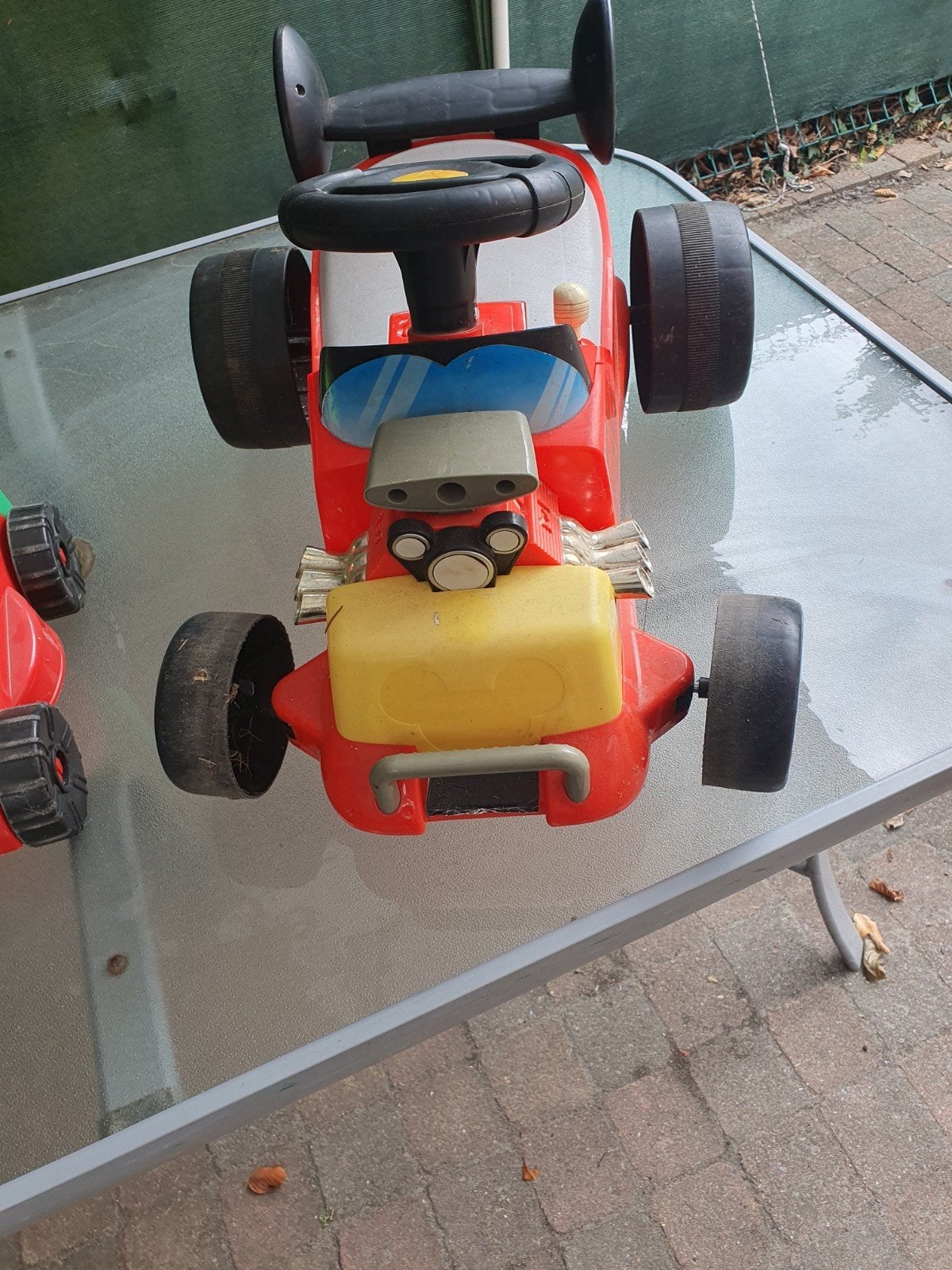speelgoed goed loopauto en grasmachine, Ophalen