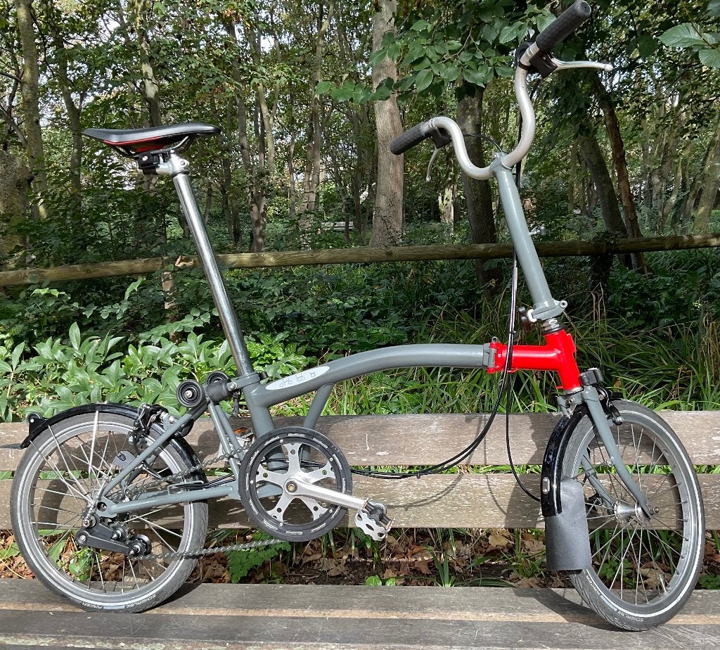 Grijze Brompton vouwfiets met rode accenten - M3L, Ophalen, Zo goed als nieuw