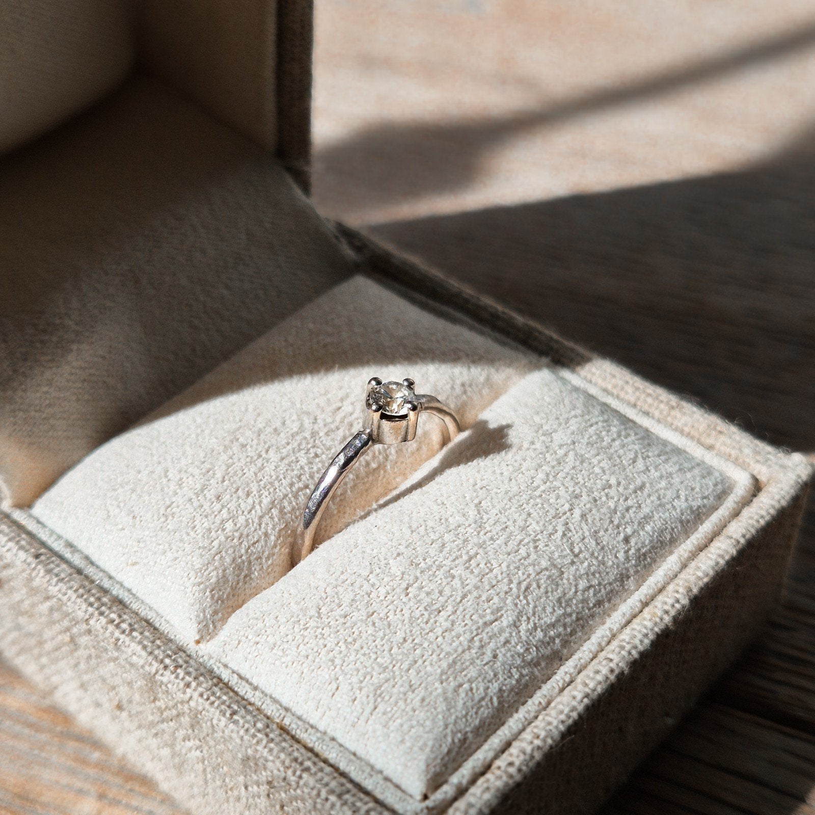 18 karaat witgoud verlovingsring + diamant – perfecte staat, Ophalen, Wit, Met edelsteen, Dame
