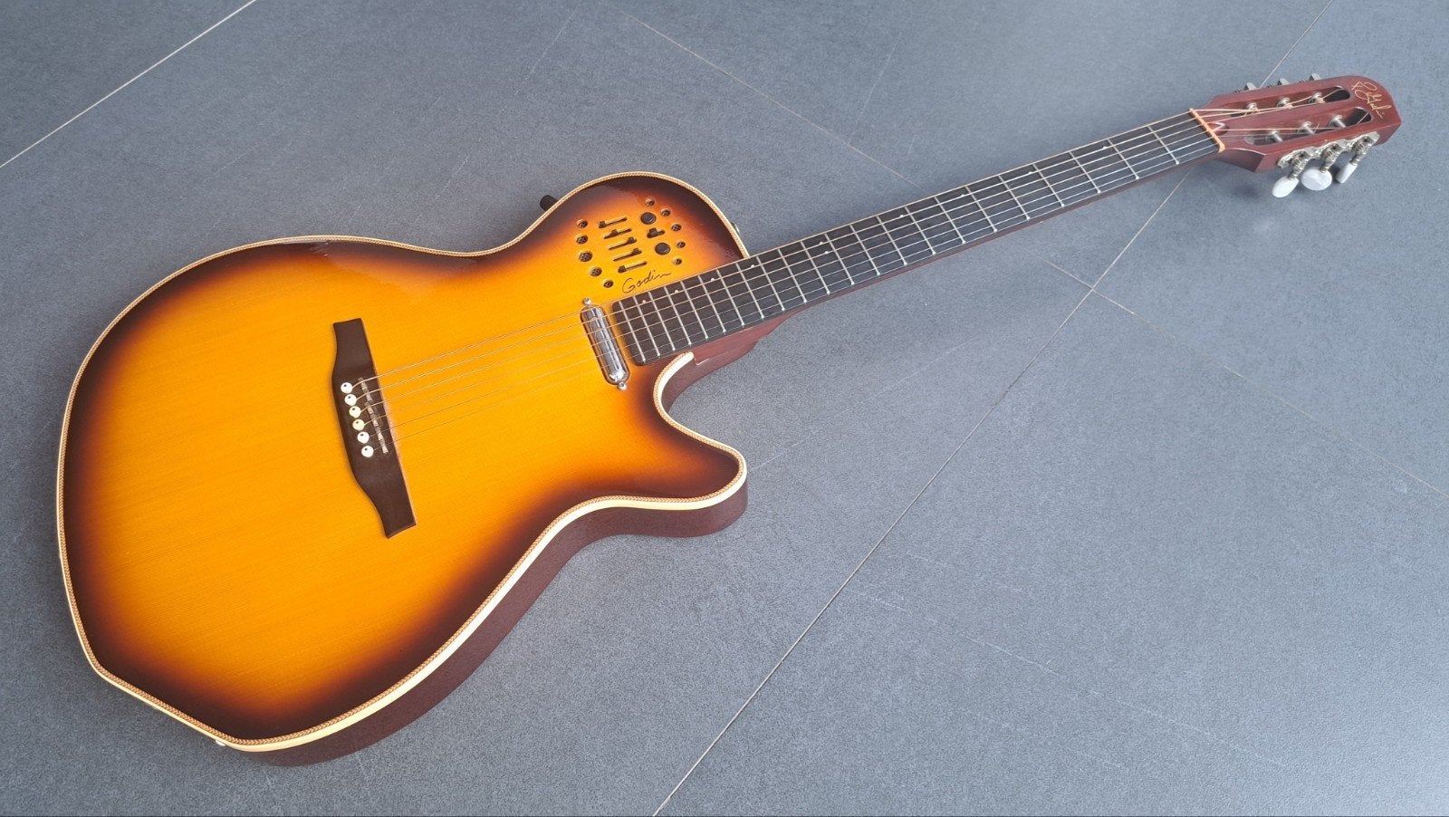 Godin Multiac Spectrum SA – Made in Canada, Musique & Instruments, Instruments à corde | Guitares | Électriques, Enlèvement ou Envoi