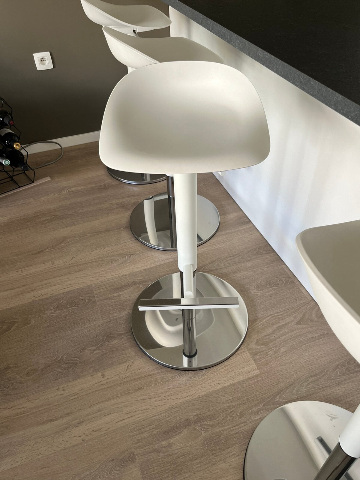 Set van 4 witte barkrukken, Huis en Inrichting, Barkrukken, Ophalen, Kunststof, Gebruikt, 60 tot 90 cm