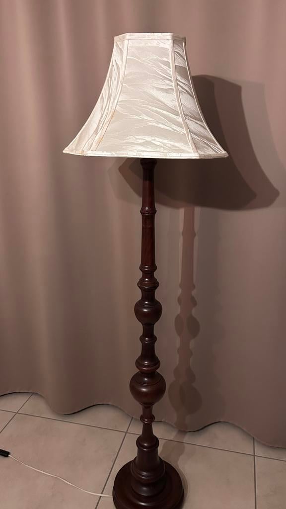 Staande lamp met houten voet en 2 stoffen kappen, Huis en Inrichting, Ophalen, Zo goed als nieuw, Hout