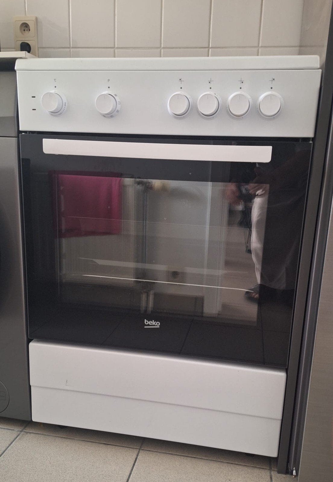 Cuisinière BEKO FSM67010GW à vendre – excellent état, Enlèvement, Comme neuf, À Poser, Électrique