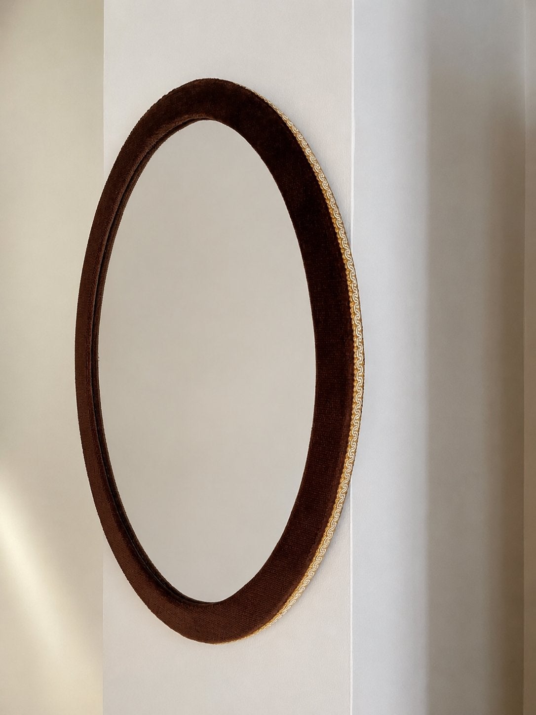 Miroir ovale vintage en velours brun ; années 60/70, Ophalen of Verzenden, Zo goed als nieuw, Ovaal