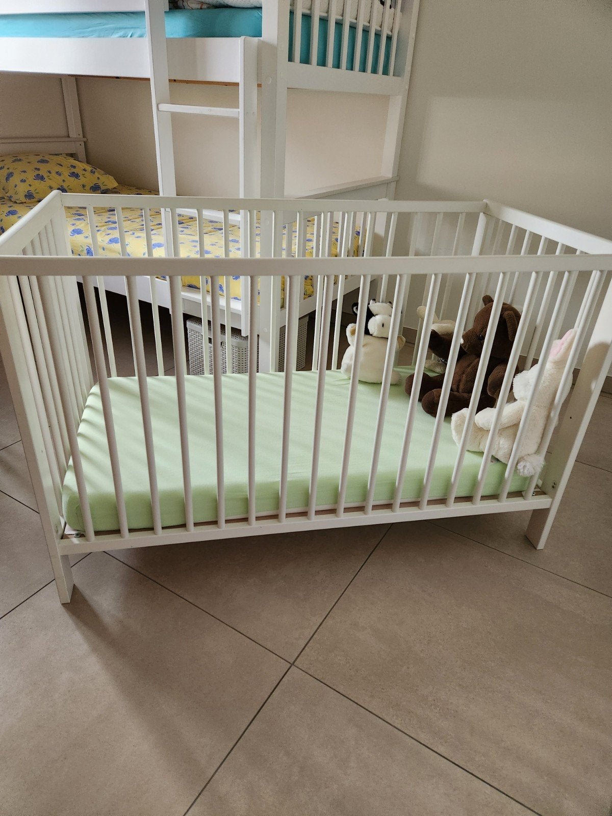 wit kinderbedje IKEA met matras, Kinderen en Baby's, Ophalen, Zo goed als nieuw, Rechthoekig, In hoogte verstelbaar