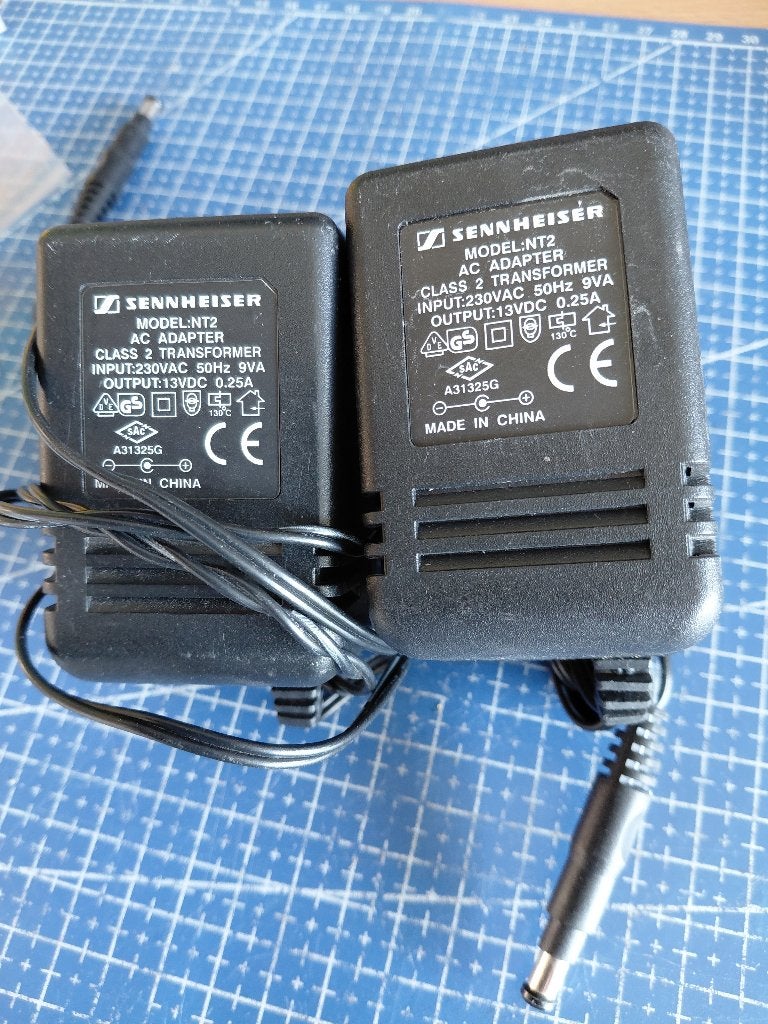 2x adapter Sennheiser 13v DC 250mA, Audio, Tv en Foto, Opladers, Ophalen of Verzenden, Gebruikt