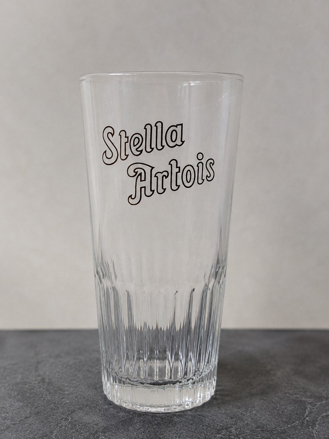 Vintage Stella Artois bierglas met ribbels – jaren 70, Ophalen of Verzenden, Zo goed als nieuw, Bierglas